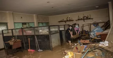 Siswa SMA 8 Jakarta Bersihkan Sekolahan yang Terendam Banjir