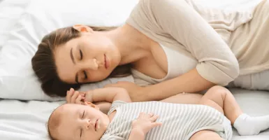 Bayi Tidur Seranjang dengan Orang Tuanya, Aman Nggak Sih?