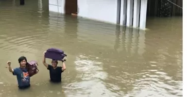 Banjir Jakarta, Rian D’Masiv Panggul Tas di Tengah Air Sepinggang
