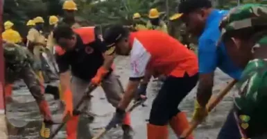 Anies Berjibaku Tangani Banjir: Terobos Hujan dan Pegang Sekop