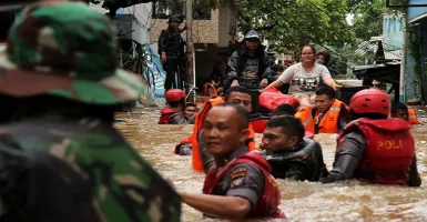 Presiden Jokowi Perintahkan Anies Atasi Banjir Jakarta