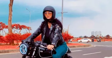 Aura Kasih Unggah Video Naik Motor, Netizen: Ratu Jalanan