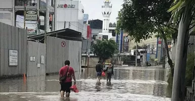 Puluhan Rumah Terendam Banjir di Kawasan Kebon Jeruk