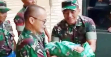 Aksi Heroik TNI Selamatkan Bayi Baru Lahir dari Kepungan Banjir