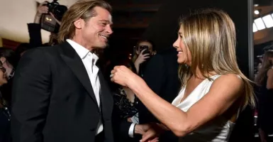 Jennifer Aniston & Brad Pitt Saling Pandang, Netizen: Cie, Balik