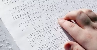 Koleksi Novel Huruf Braille Permudah Disabilitas di Perpustakaan