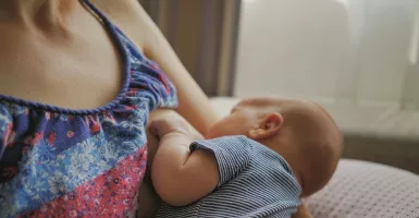 Ibu Terinfeksi Covid-19 Tetap Bisa Menyusui Bayi