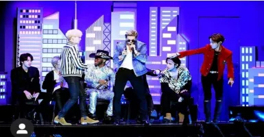 V BTS Pamer Dada di Grammy Awards, Fans Histeris & Nyaris Pingsan