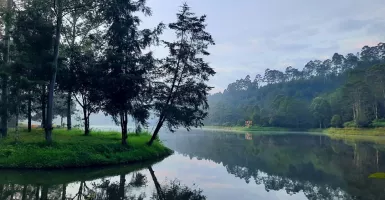 Menikmati Indahnya Situ Cisanti, Wisata Alam Menawan di Bandung