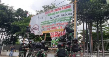 Warga Komentari Aksi TNI Copoti Baliho Habib Rizieq