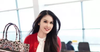 Rayakan Imlek! Intip 5 Outfit Ala Sandra Dewi dengan Nuansa Merah