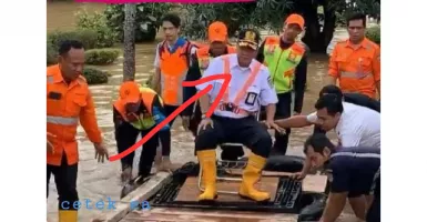 Dirut KAI Tinjau Banjir, Netizen Jadi Salfok