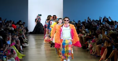 Bangga, Busana Karung Terigu Mejeng di New York Fashion Week
