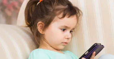 Berapa Lama Anak Boleh Bermain Smartphone?