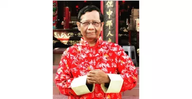 Keren! Netizen Puji Mahfud MD Pakai Baju Changshan Merah Menyala