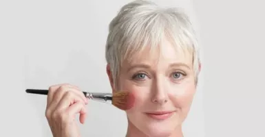 Ladies, Catat Kiat Makeup Cantik di Usia 40 Tahun, Bikin Pangling