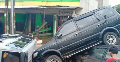 Lihatlah, Mobil Bertumpuk Gara-Gara Banjir Parah di Bekasi
