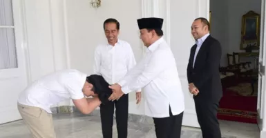 Jokowi Tertawa Lihat Gaya Kaesang Salaman sama Prabowo Subianto