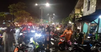 Turun Langsung Atasi Banjir Surabaya, Bu Risma Dapat Pujian