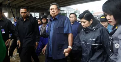 Romantis, Pak SBY dan Bu Ani Gandengan Terjang Banjir