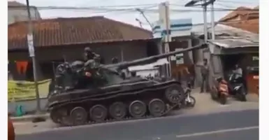 Tank Tempur TNI Belok Esktrem, Gerobak Tahu dan Motor Jadi Korban