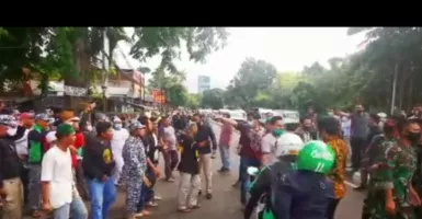 Detik-detik Menegangkan Penurunan Paksa Baliho HRS di Slipi