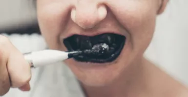 Dokter Gigi ini Bilang Arang Bagus untuk Gigi