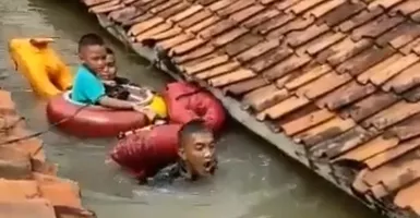 Bravo! Anggota TNI Terjang Banjir Setinggi Atap demi Bocah