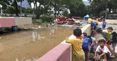 Terowongan Kemayoran Banjir 4 Meter Jadi Tontonan Warga