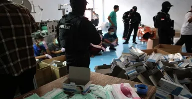 Polisi Gerebek Pabrik Masker Ilegal dari China