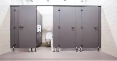 Mengapa Bentuk Toilet di Gedung Tidak Tertutup Rapat?