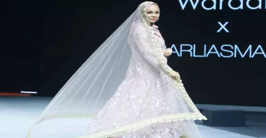 Cantiknya Dewi Sandra Peragakan Baju Muslim di Atas Catwalk 