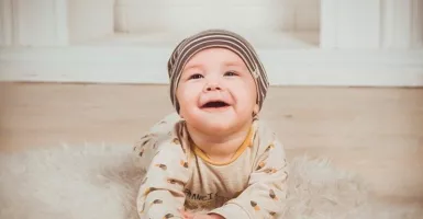 3 Cara Mudah Membantu Bayi untuk Merangkak