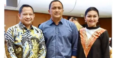 Cantiknya Bella Saphira Pakai Batik Solo Saat Dampingi Suami