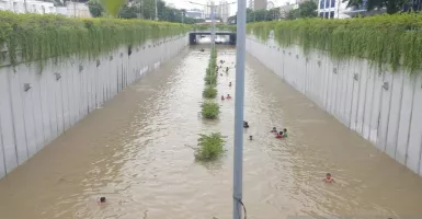 Jakarta Banjir, Underpass Jalan Angkasa Jadi Wahana Renang Bocah