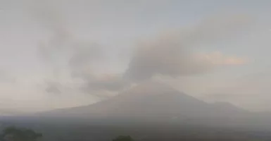 Gunung Semeru Luncurkan Lava Pijar, Jalur Pendakian Ditutup