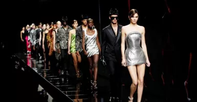 Versace Tampilkan Busana Musim Gugur di Pekan Mode Milan