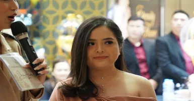 Tasya Tampil Cantik Pakai Kalung Berlian