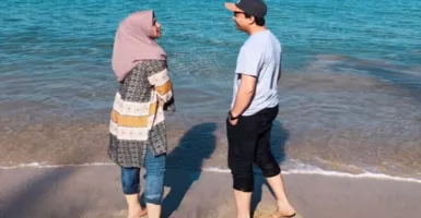 Romantis Banget! Sahrul Gunawan dan Bidadarinya Berdua di Pantai