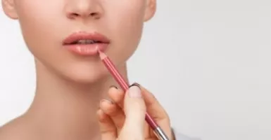 Girls, Gunakan Lip Liner Untuk Membuat Bibir Jadi Padat Berisi