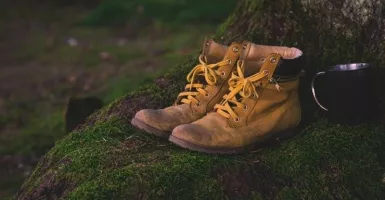 3 Cara Simpel Hilangkan Bau Sepatu