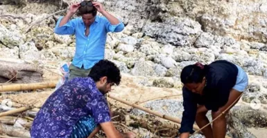 Peduli Lingkungan, Aktor Adrian Grenier Bersihkan Sampah di Bali