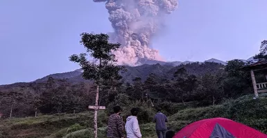 Gunung Merapi meletus, Bandara Adi Sumarmo Ditutup