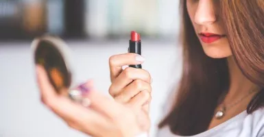 3 Tips Memakai Lipstik untuk Bibir Kering