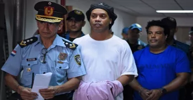 Ronaldinho Pasrah Dipenjara Setelah Hakim Tolak Jaminan