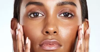 Rawan Jerawat, Simak Cara Makeup Untuk Kulit Berminyak yang Tepat