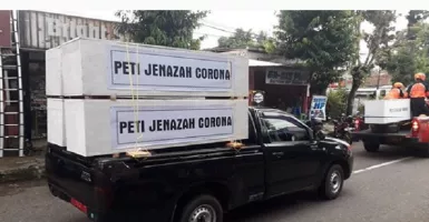 Viral, Mobil Bawa Peti Jenazah Corona Keliling Kampung