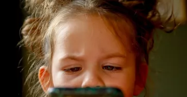 3 Manfaat Mendampingi Anak saat Bermain Smartphone