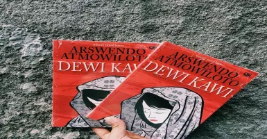 Novel Dewi Kawi: Kisah Cinta Masa Lalu Karya Arswendo Atmowiloto