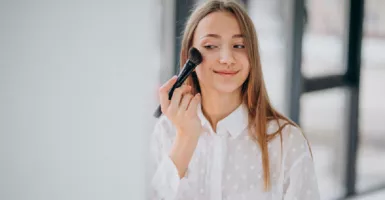 Waspada, Alat Makeup Rentan Menularkan Virus Corona